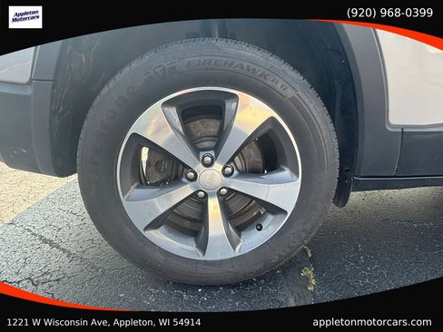 Used 2019 Jeep Cherokee Limited w/ Technology Group AWD/4WD image 15