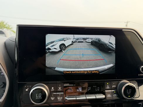 Used 2023 Toyota Highlander XLE AWD/4WD image 20