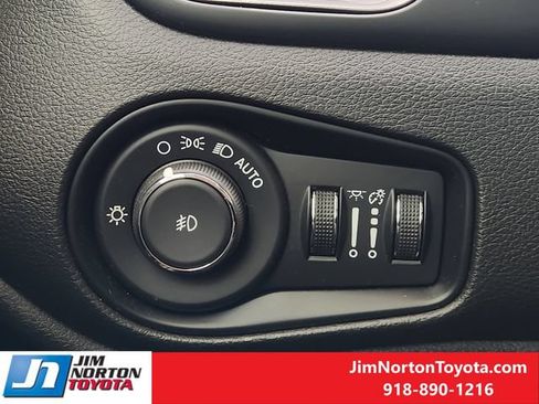 Used 2022 Jeep Renegade Latitude w/ Convenience Group AWD/4WD image 23