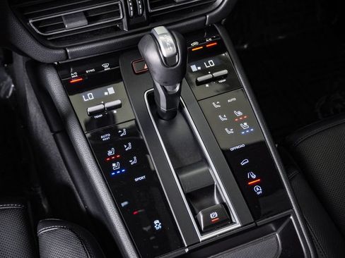 Certified 2026 Porsche Macan AWD/4WD image 24