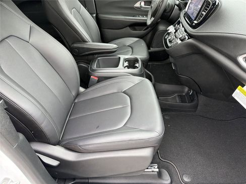 New 2026 Chrysler Pacifica Select FWD image 10