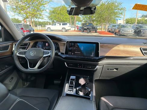 Used 2024 Volkswagen Atlas SE image 12