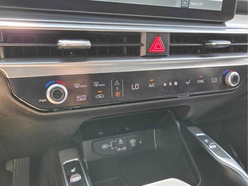 Used 2024 Kia Sorento S w/ Panoramic Sunroof Package FWD image 23