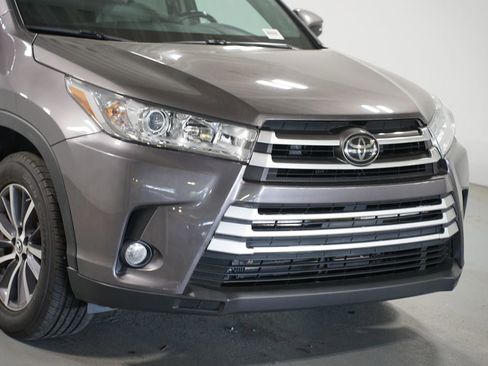 Used 2017 Toyota Highlander XLE image 4