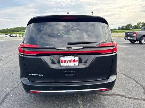 Used 2024 Chrysler Pacifica Touring-L FWD image 7