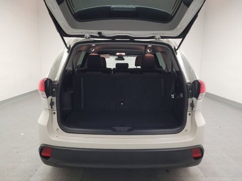 Used 2018 Toyota Highlander LE image 29