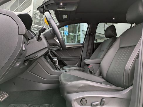 Used 2023 Volkswagen Tiguan SE R-Line image 2