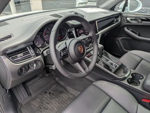 New 2025 Porsche Macan image 4