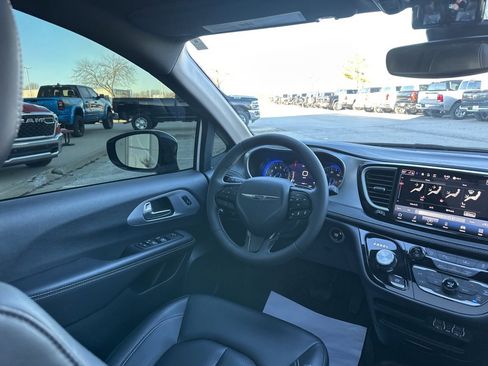 Used 2024 Chrysler Pacifica Touring-L w/ S Appearance Package image 47