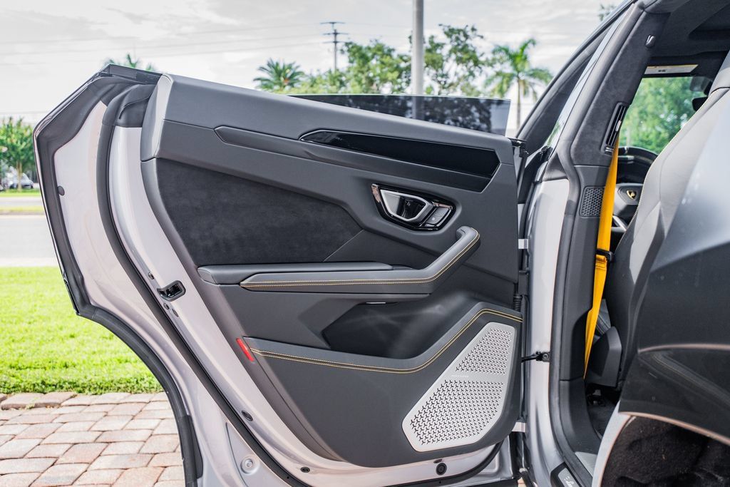Used 2023 Lamborghini Urus S AWD/4WD image 36