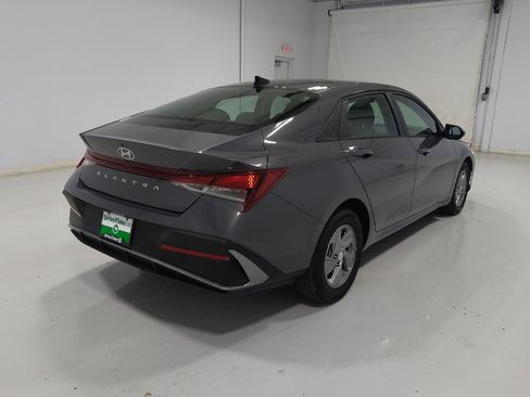 Used 2025 Hyundai Elantra SE FWD image 9