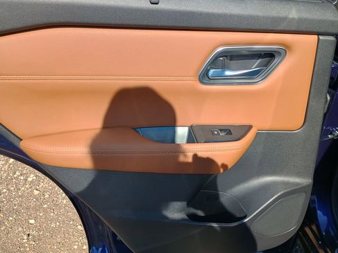 Used 2025 Nissan Rogue Platinum w/ Tech Package image 18