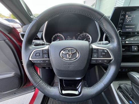 Used 2022 Toyota Highlander XSE FWD image 17