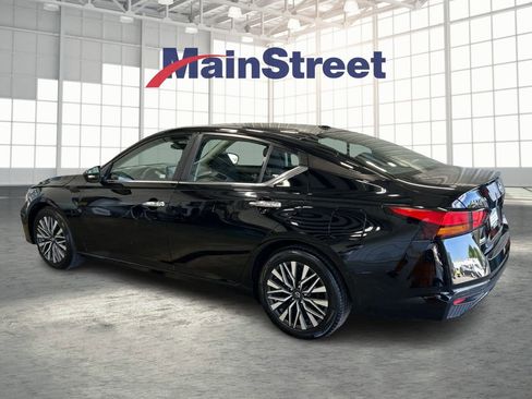Used 2024 Nissan Altima 2.5 SV FWD image 3