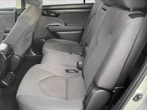 Used 2024 Toyota Highlander LE image 17