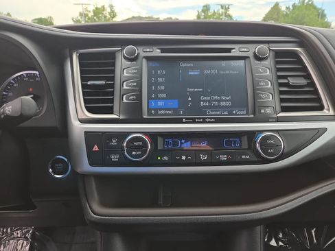 Used 2018 Toyota Highlander XLE FWD image 24
