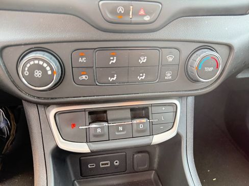 Used 2024 GMC Terrain SLE AWD/4WD image 28