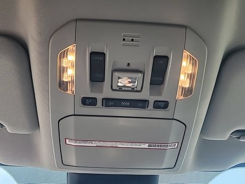 Used 2021 Toyota Highlander XLE FWD image 14