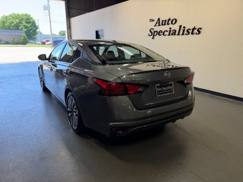 Used 2025 Nissan Altima 2.5 SV FWD image 3