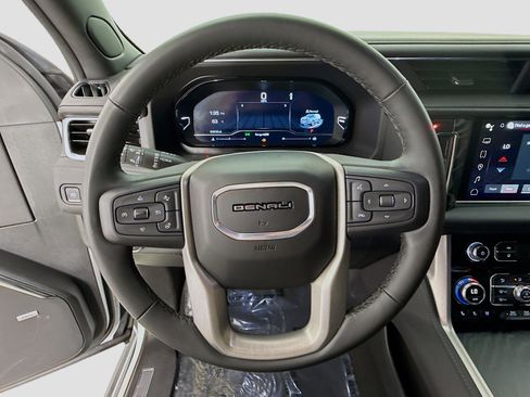 Used 2024 GMC Yukon XL Denali image 11