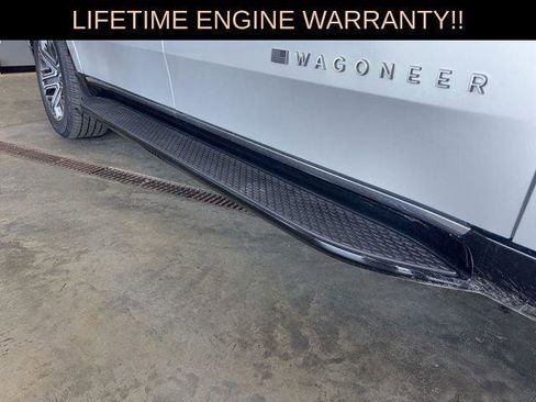 Certified 2024 Jeep Wagoneer L Series II w/ Flexible Seating Group image 12