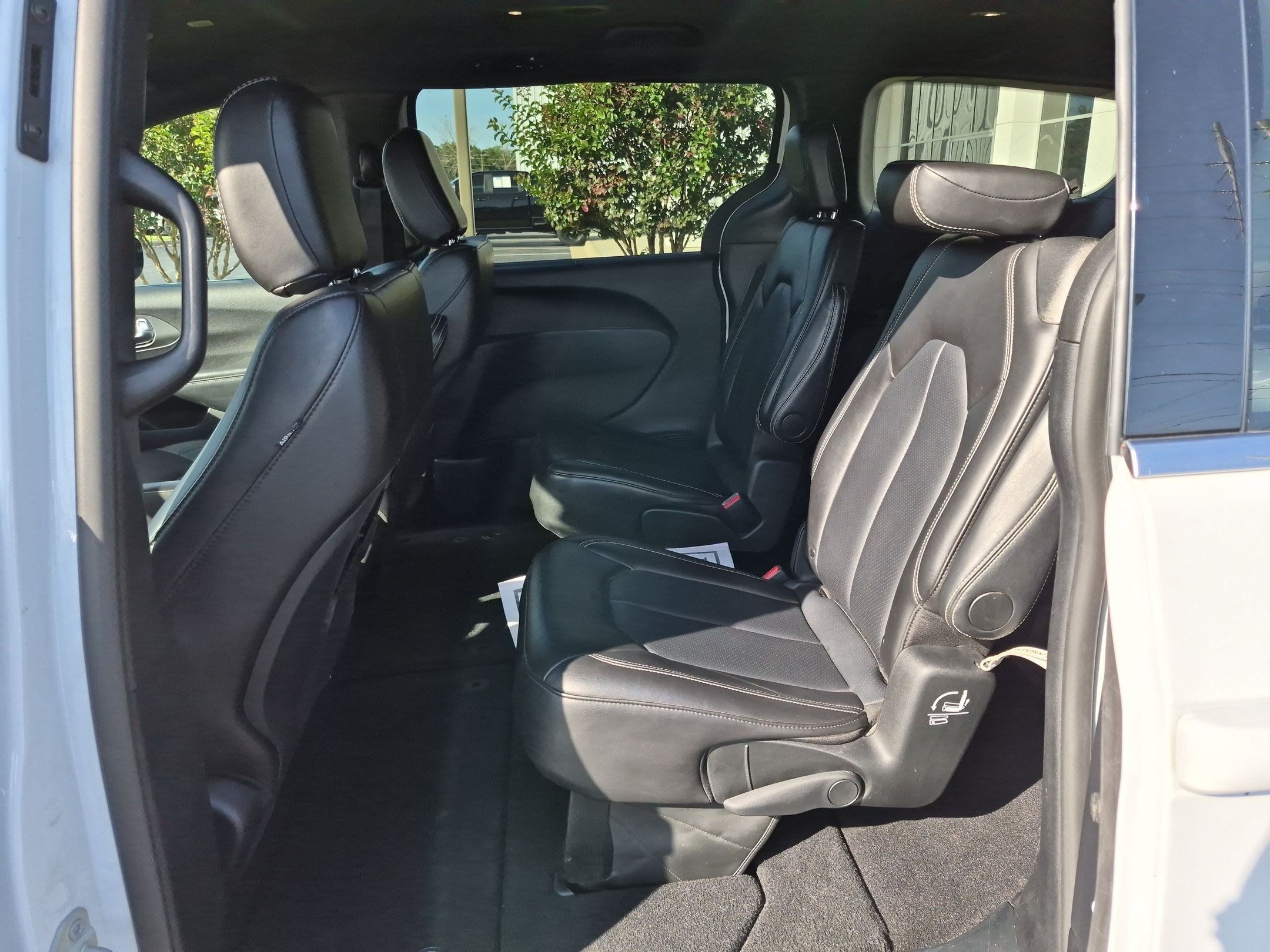 Used 2025 Chrysler Pacifica Select FWD image 17