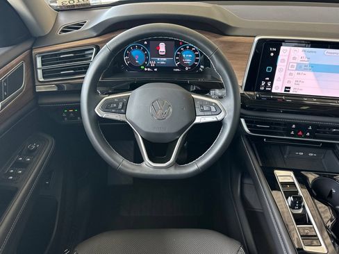 Used 2025 Volkswagen Atlas SE w/ Panoramic Sunroof Package FWD image 14
