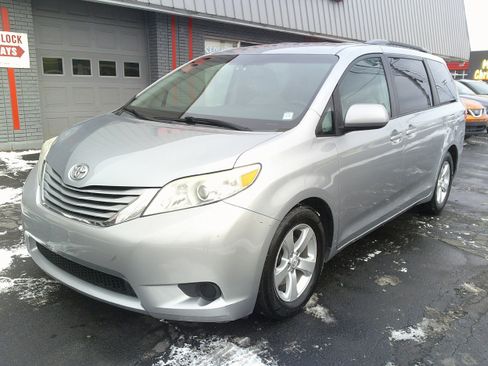 Used 2015 Toyota Sienna LE image 11
