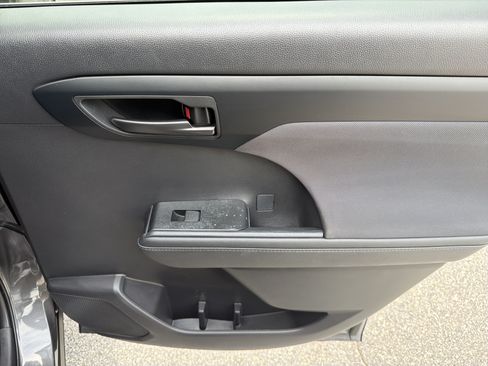 Certified 2025 Toyota Highlander LE FWD image 26