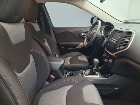 Used 2018 Jeep Cherokee Latitude w/ Safety Group image 21