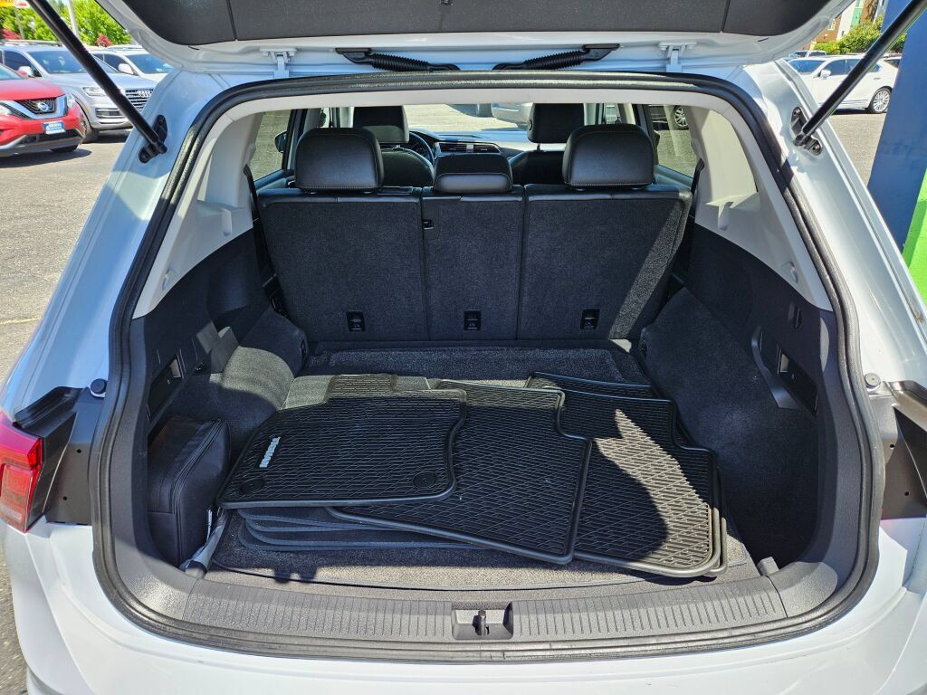 Used 2018 Volkswagen Tiguan SE w/ Panoramic Sunroof Package AWD/4WD image 11