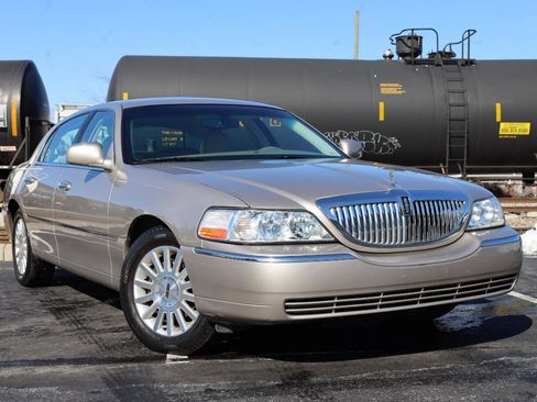 Used 2003 Lincoln Town Car Executive RWD image 2