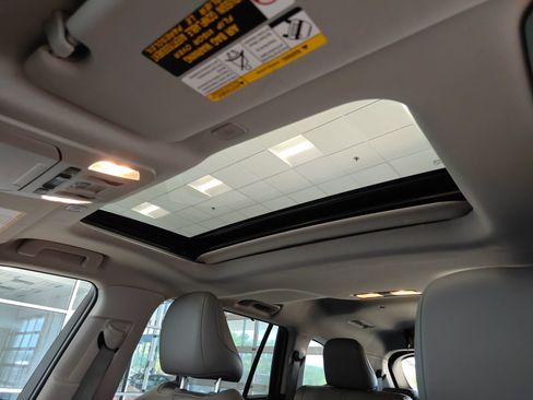Used 2024 Toyota Highlander XLE FWD image 10