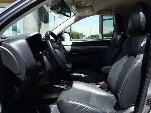 Used 2020 Mitsubishi Outlander SE image 41