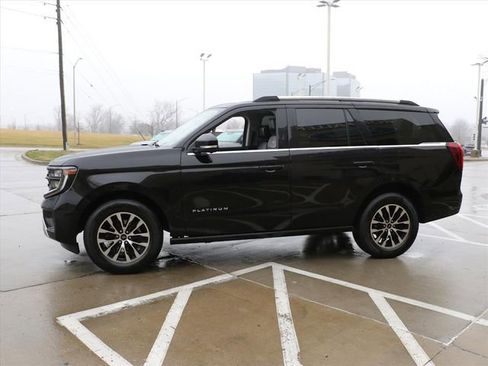 Used 2025 Ford Expedition Platinum image 3