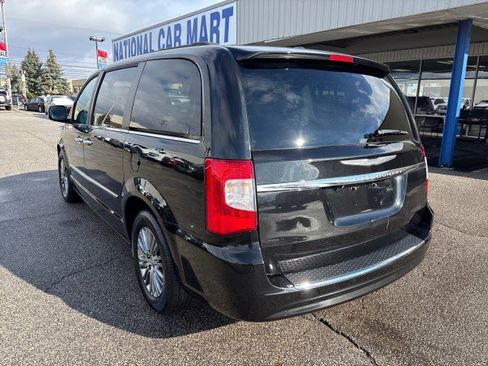 Used 2014 Chrysler Town & Country Touring-L w/ Driver Convenience Group image 7