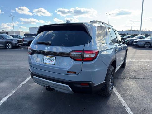 Used 2025 Honda Pilot TrailSport image 8