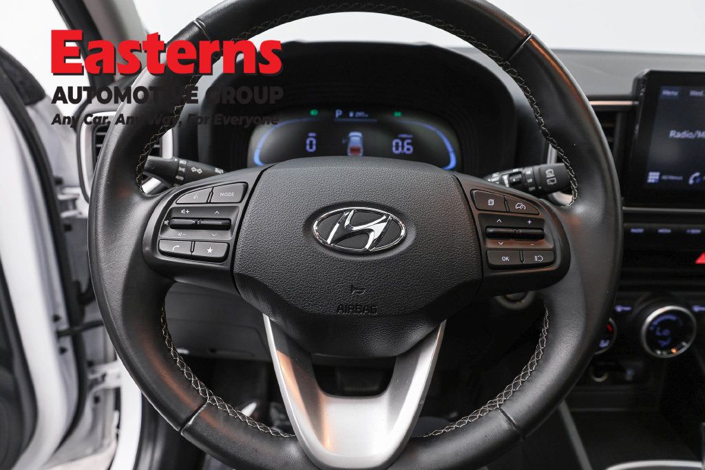 Used 2025 Hyundai Venue SEL FWD image 12