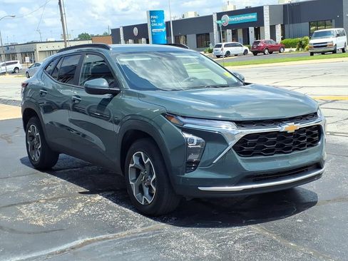 Used 2026 Chevrolet Trax LT FWD image 3