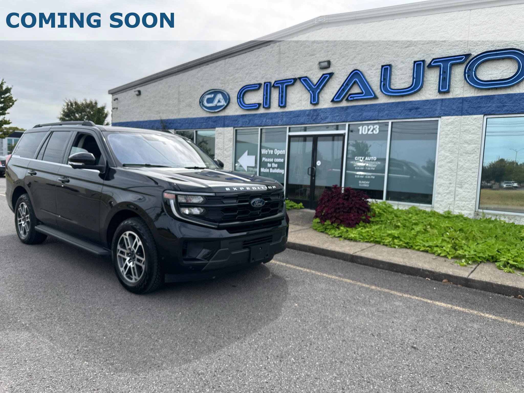 Used 2025 Ford Expedition Active AWD/4WD image 1