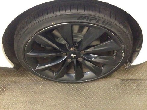 Used 2013 Tesla Model S Performance image 27
