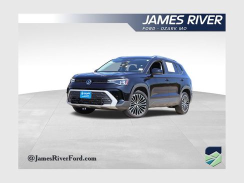 Used 2025 Volkswagen Taos SE FWD image 1