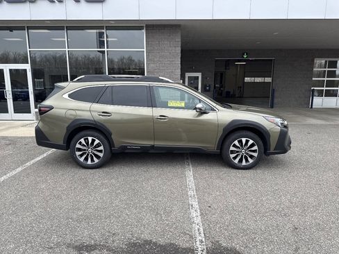 Used 2024 Subaru Outback Touring AWD/4WD image 2