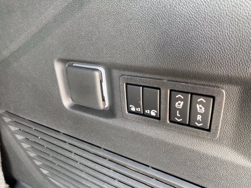 Used 2026 GMC Yukon Denali w/ Sun & Power Step Package AWD/4WD image 31