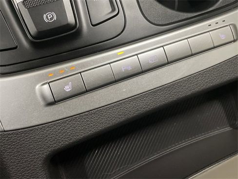 Used 2025 Kia Carnival image 32