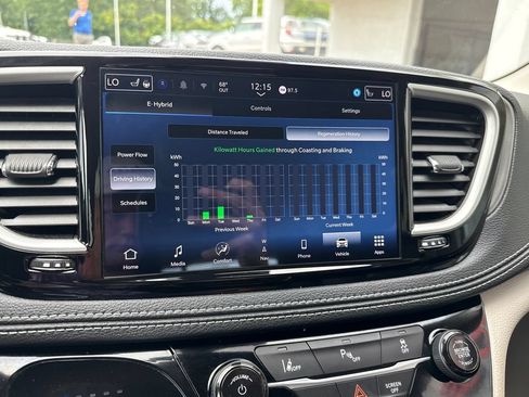 Used 2024 Chrysler Pacifica Limited FWD image 18