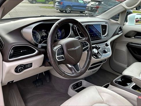 Used 2017 Chrysler Pacifica Touring-L Plus FWD image 10