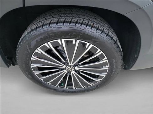 Used 2025 Volkswagen Taos SE w/ Panoramic Sunroof Package image 14