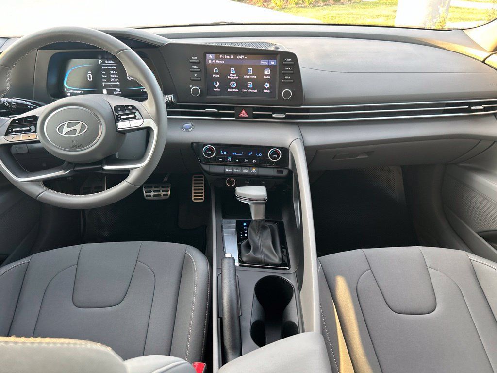 Used 2025 Hyundai Elantra Sport FWD image 13