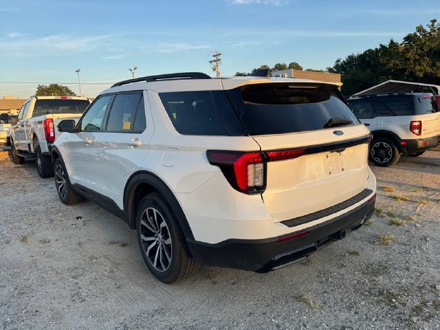 Used 2025 Ford Explorer ST-Line AWD/4WD image 2